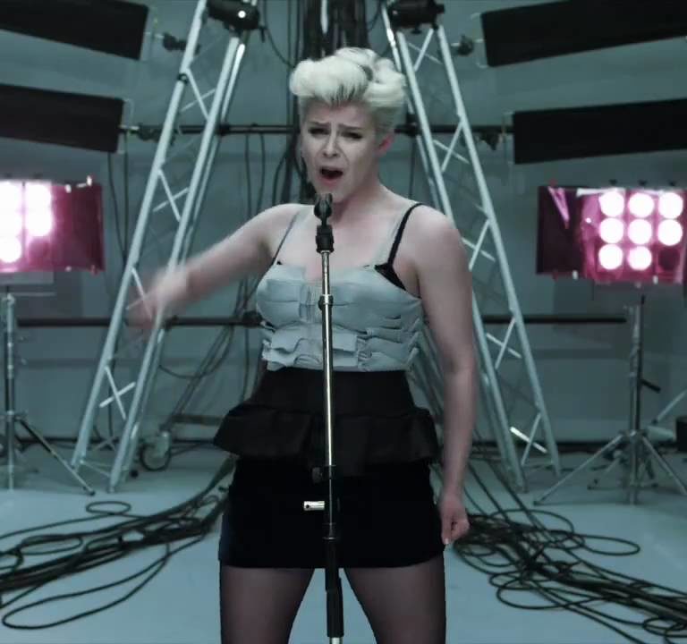 Robyn – Dancing On My Own